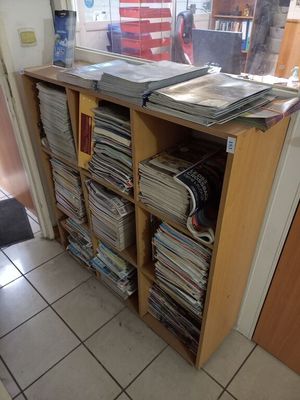 une étagère avec beaucoup de livres sur le dessus
