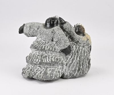 figurine représentant un mouton avec un bébé assis sur son dos
