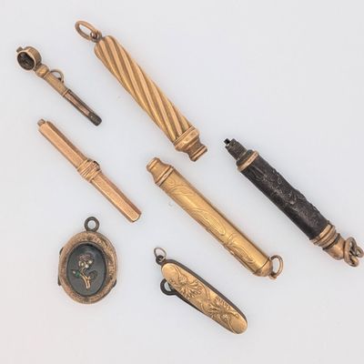 un grand nombre d'objets posés sur la table