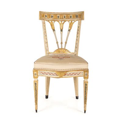une image représentant une chaise dont l'assise est en bois et en tissu