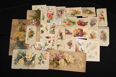 de nombreuses cartes ornées de fleurs et d'oiseaux, posées sur une table