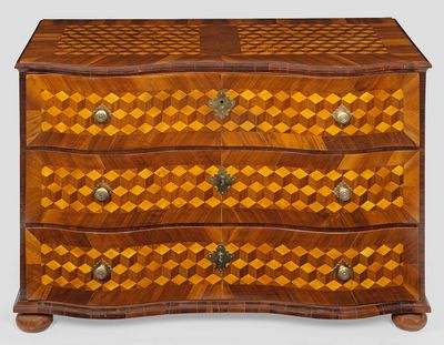 une commode en bois dont la façade est ornée d'un motif en damier