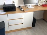 un bureau sur lequel se trouvent une imprimante et un écran