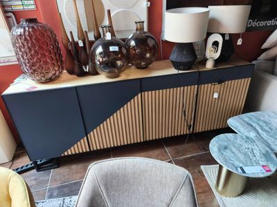 de nombreux vases de styles variés sur le buffet de ce salon