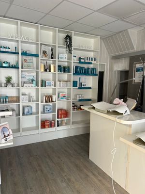 un comptoir blanc sur lequel est posé un ordinateur portable, dans une pièce