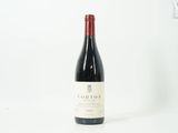 une bouteille de vin rouge posée sur une surface blanche