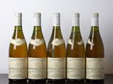 six bouteilles de vin sont alignées sur une table