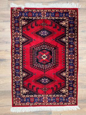 un tapis rouge et bleu sur un plancher en bois