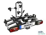 un gros plan d'une voiture équipée d'un porte-vélos
