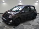 la petite voiture noire est garée sur un sol en damier
