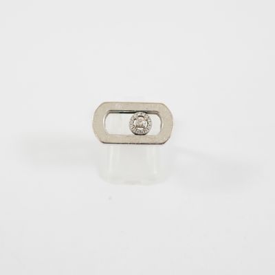 Gros plan sur une bague en argent ornée d'un diamant