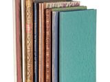 plusieurs livres empilés sur une surface blanche