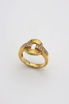 une bague en or avec des diamants sur fond blanc