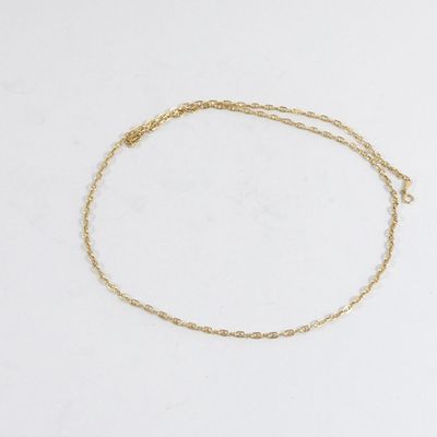 un bracelet en chaîne en or sur fond blanc