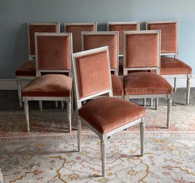 several chairs are lined up in a row in a room