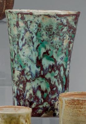 trois vases posés sur une table en verre