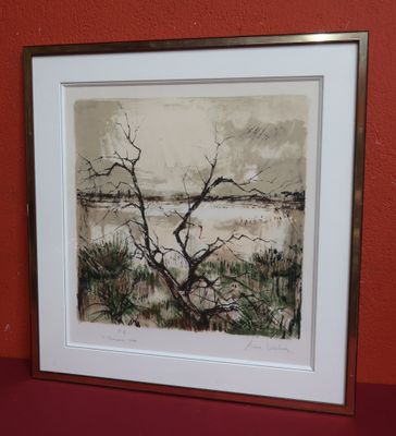tableau représentant un arbre nu, encadré, sur un fond rouge