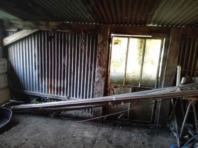 une pièce dotée d'un toit métallique et d'une fenêtre