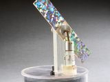 un petit objet en verre contenant un objet métallique