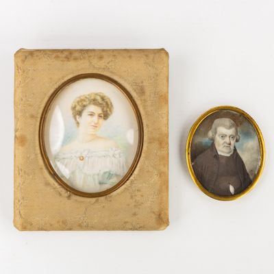 une vieille photo d'un homme et d'une femme assis l'un à côté de l'autre