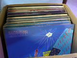 une boîte en carton remplie de disques, posée sur une table