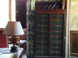 une image représentant une pièce avec un bureau et une lampe