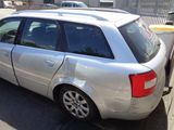 une voiture argentée garée au bord de la rue