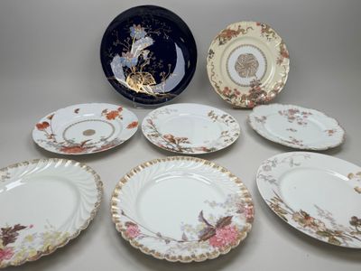 six assiettes aux motifs variés posées sur une table