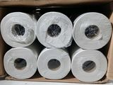 plusieurs rouleaux de papier toilette dans une boîte en carton posée par terre
