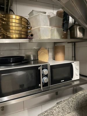 un micro-ondes posé sur un plan de travail dans une cuisine