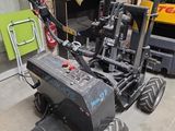 une photo d'un chariot élévateur garé dans un garage
