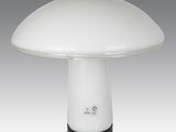 une lampe blanche en forme de champignon avec un pied noir