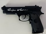 un pistolet noir avec une inscription blanche sur le côté