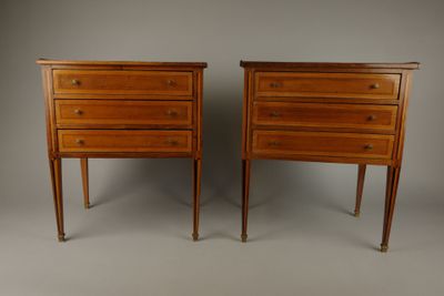 paire de tables de chevet de style « person »