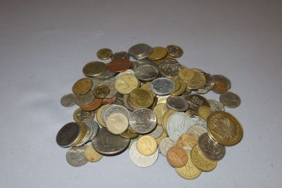une pile de pièces de monnaie posée sur une surface blanche
