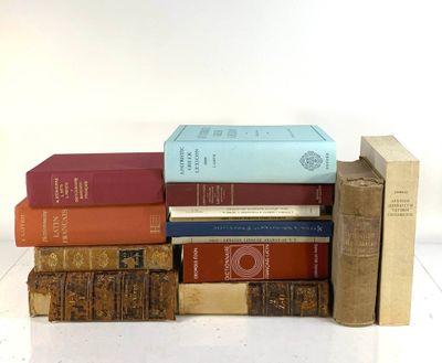 plusieurs livres empilés sur une surface blanche