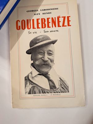 un livre sur lequel figure la photo d'un homme portant un chapeau de cow-boy