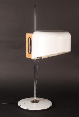 une lampe blanche avec un socle en bois sur fond noir