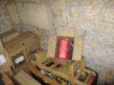 une photo d'une pièce où il y a des cartons, encore et encore, par terre