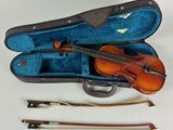 un violon dans son étui, avec un archet et d'autres instruments de musique