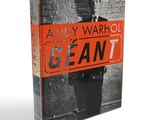 Le livre d'Andy Warhol, *Giant*, est exposé au musée.
