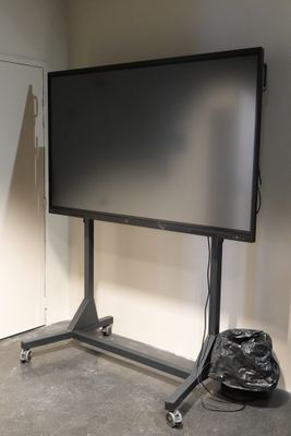 un téléviseur à écran plat sur un support dans le coin d'une pièce