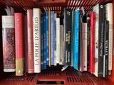 de nombreux livres qui se trouvent sur une étagère dans une boîte à livres