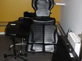 une chaise noire dans une pièce aux murs jaunes