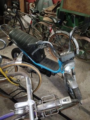 many bikes that are parked in a garage