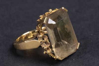 une image représentant une bague en or sertie d'un quartz vert