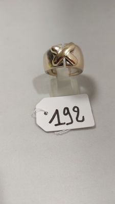l'image d'une bague en or ornée d'un diamant