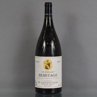 une bouteille de vin posée sur une table en verre