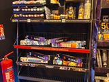 un étalage de divers articles à vendre dans un magasin