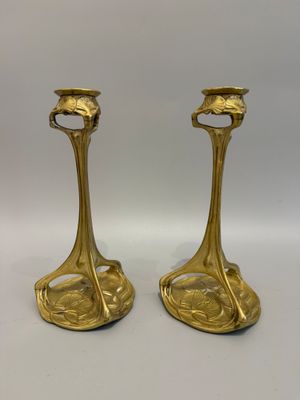 paire de bougeoirs anciens en laiton ornés de motifs floraux